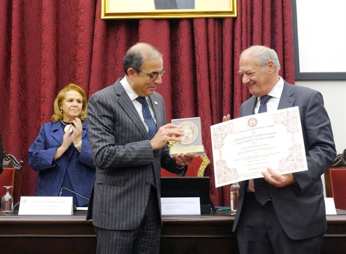 El rector de la US, Miguel Ángel Castro, entrega el premio al director mundial de la organización Scholas Ocurrentes, José María del Corral.