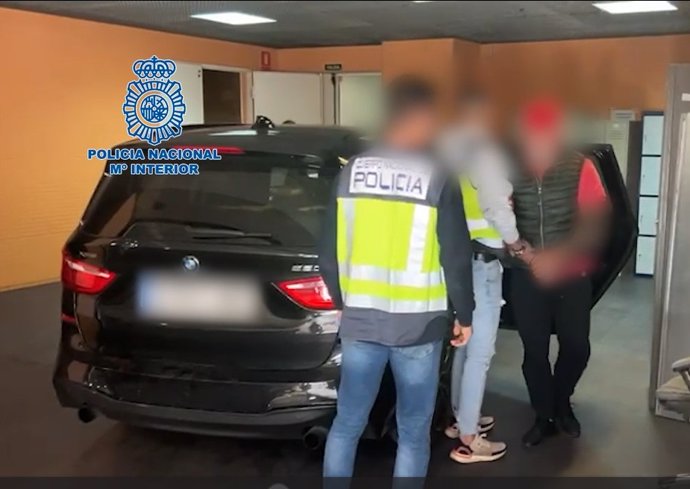 Agentes de la Policía Nacional, en el marco de la red Enfast-European Network of Fugitive Search Teams, han detenido a "uno de los fugitivos más buscados" de Albania por cometer dos asesinatos en 2005 El ahora arrestado era líder de una organización cri