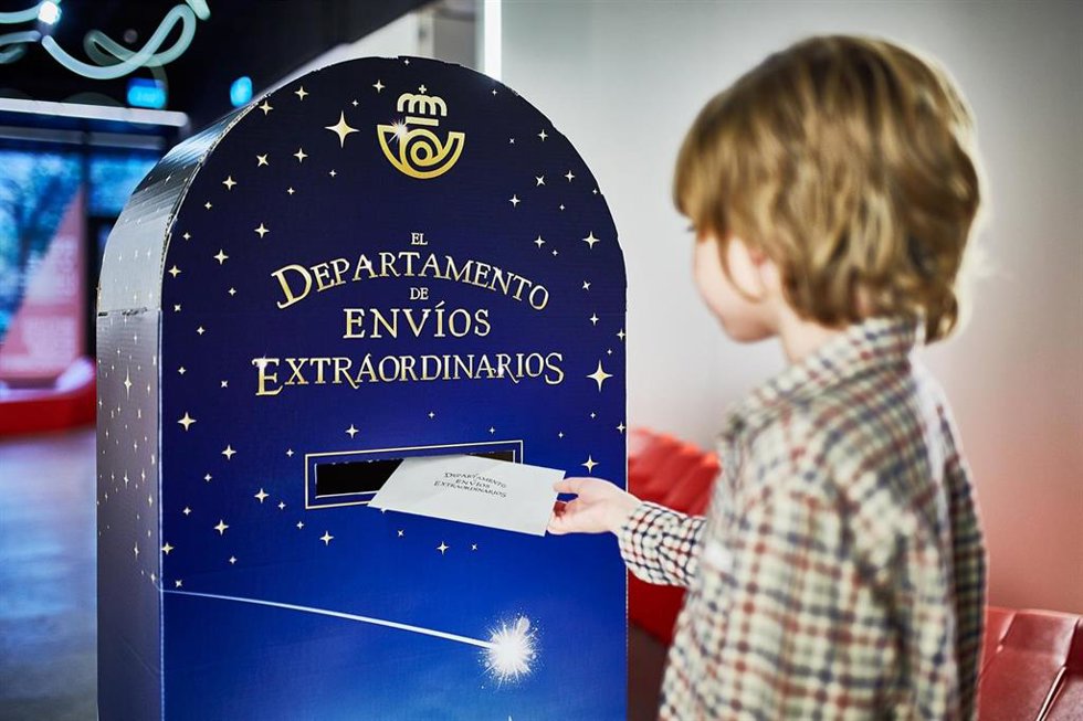 Correos instala 558 'buzones mágicos' para que los más pequeños puedan mandar sus cartas a Papá Noel y los Reyes Magos.