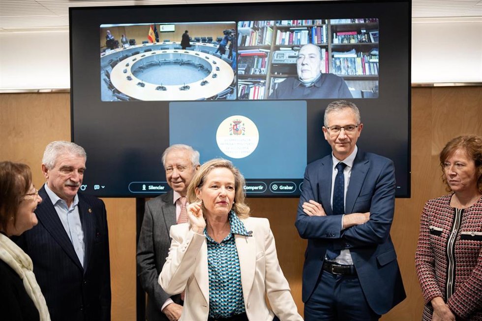 La vicepresidenta primera y ministra de Economía, Comercio y Apoyo a la Empresa, Nadia Calviño (c), a su llegada a una reunión con el gobernador del Banco de España, Pablo Hernández de Cos, las patronales bancarias AEB, CECA y Unacc y asociaciones de us