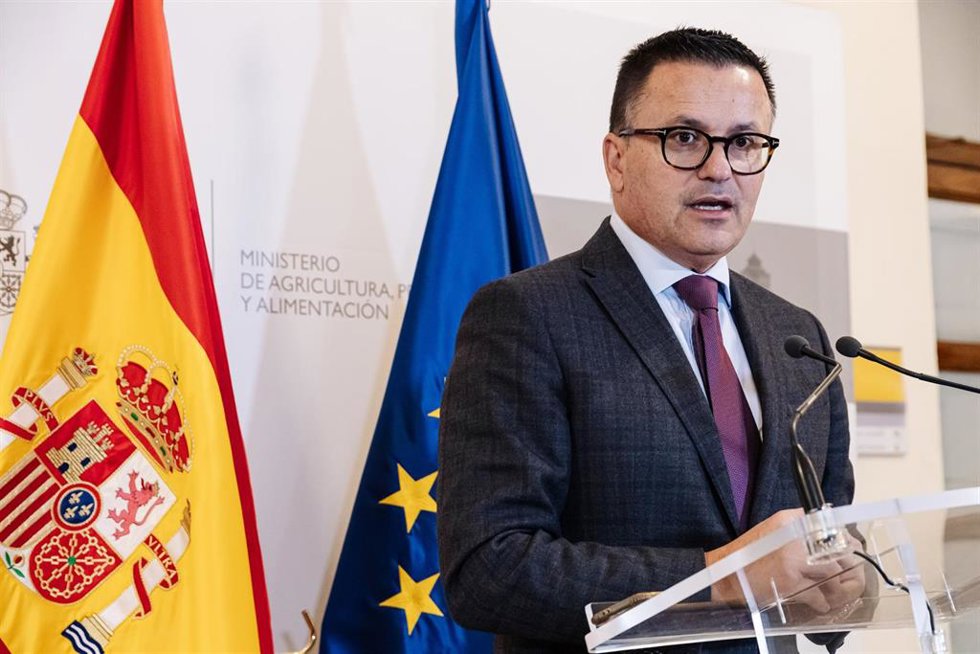 El consejero de Medio Rural de Galicia, José González Vázquez, ofrece una rueda de prensa tras la reunión con los consejeros de Pesca de las comunidades autónomas, en la sede del Ministerio, a 18 de diciembre de 2023, en Madrid (España). El objetivo del