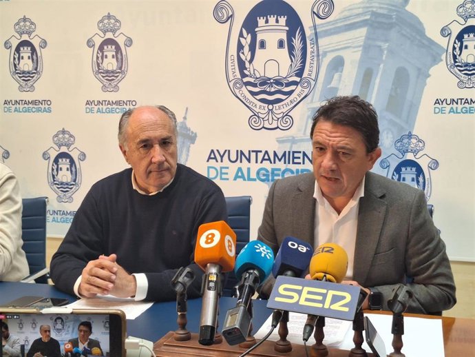 El delegado territorial de Empleo, Empresa y Trabajo Autónomo de la Junta de Andalucía en Cádiz, Daniel Sánchez Román, junto al alcalde de Algeciras, José Ignacio Landaluce, en rueda de prensa.