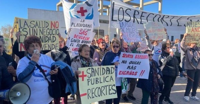 Manifestación de vecinos de Santa Bárbara de Casa  y otros municipios frente ante las puertas del distrito sanitario Huelva-Costa.