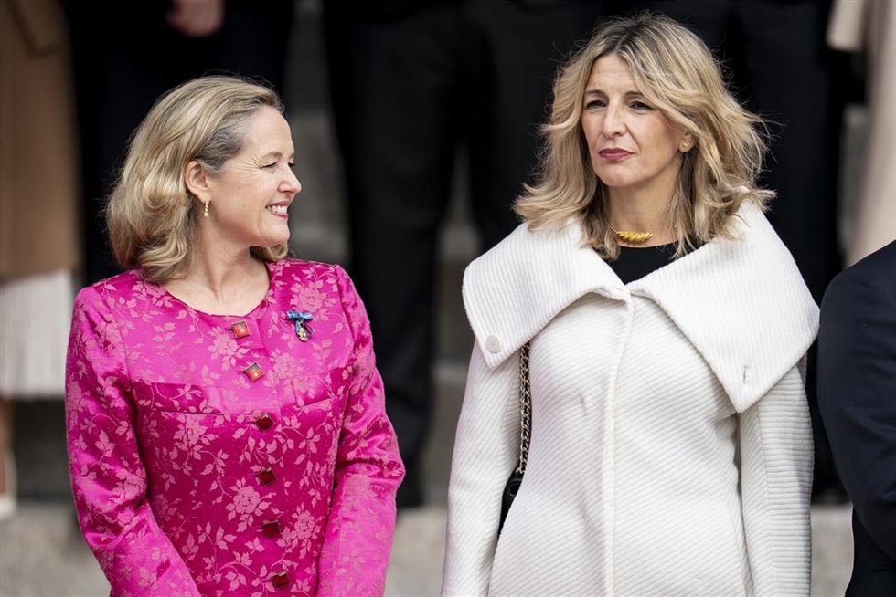 Archivo - La vicepresidenta segunda y ministra de Economía y Transformación Digital en funciones, Nadia Calviño (i), y la vicepresidenta segunda y ministra de Trabajo y Economía Social en funciones, Yolanda Díaz (d).