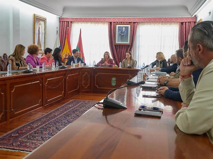 La presidenta del Cabildo de Tenerife, Rosa Dávila, y la alcaldesa de Arona, Fátima Lemes, en una visita institucional al Ayuntamiento