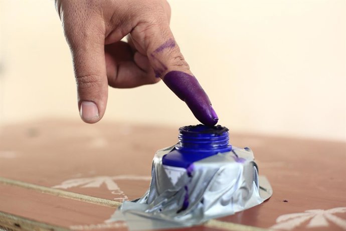 18 December 2023, Iraq, Baghdad: An Iraqi man stains his finger with ink as he votes in the first provincial council elections in a decade at a polling station. Photo: Ameer Al-Mohammedawi/dpa