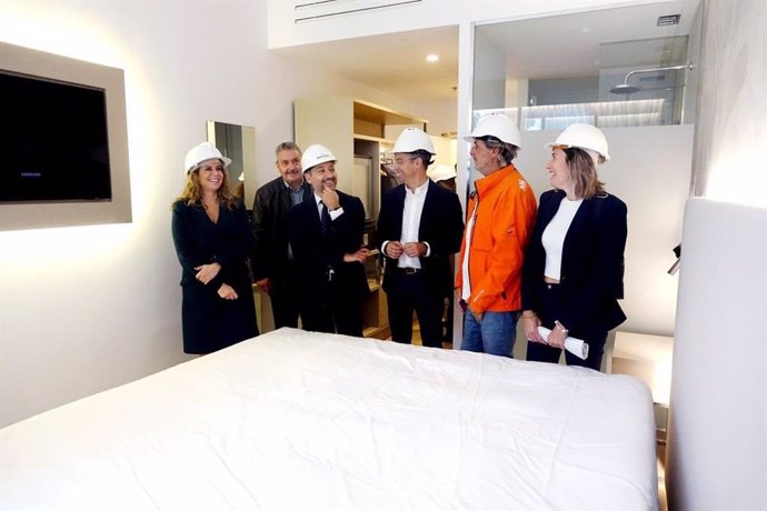 El alcalde de Santa Cruz de Tenerife, José Manuel Bermúdez, visita una de las habitaciones del hotel Innside by Meliá, localizado en la calle de El Pilar, número 3, y que se abrirá antes de que finalice el año