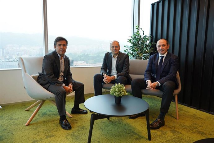 De izquierda a derecha: Miguel Prieto, director Regional zona Norte en Serveo; Hector Olabegogeaskoetxea, director general de MONDRAGON Health; y Alfonso Delgado, delegado de Serveo en Cantabria, Asturias y Euskadi