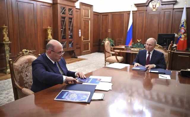 Archivo - El primer ministro ruso, Mijail Mishustin, junto al presidente Vladimir Putin