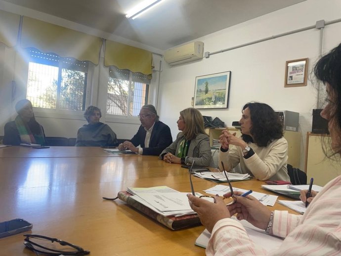 La delegada territorial de Desarrollo Educativo, Formación Profesional y Universidad en la provincia de Cádiz, Isabel Paredes, reunida con la alcaldesa de Puerto Real, Aurora Salvador.