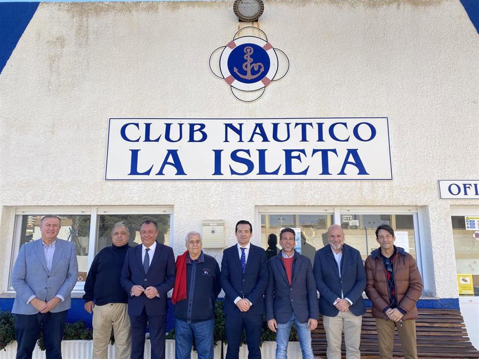 El consejero de Fomento e Infraestructuras, José Manuel Pancorbo, visita el Club Náutico La Isleta, donde se ha reunido con representantes de este puerto deportivo