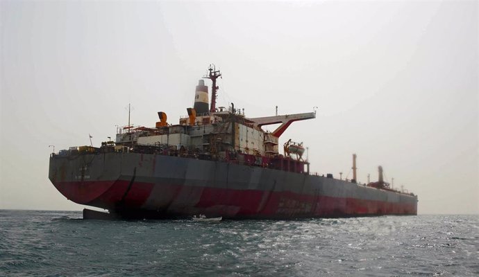 Archivo - FILED - 12 June 2023, Yemen, Hodiedah: A view of the beleaguered FSO Safer oil tanker in the Red Sea, off the coast of Yemen's rebel-held Rass Issa port in the western Hodeidah province, during operations to remove more than a million barrels 