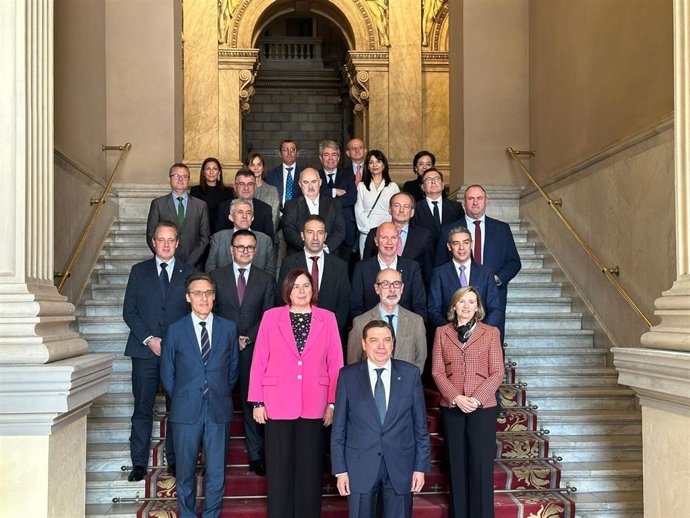 Fotografía de familia del ministro Planas y su equipo con los consejeros de Agricultura y Pesca de todas las comunidades autónomas.