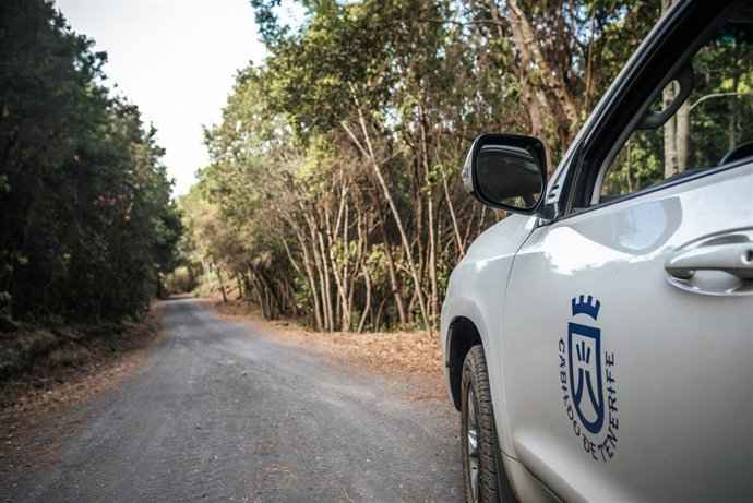 Un coche del Cabildo de Tenerife en una pista forestal