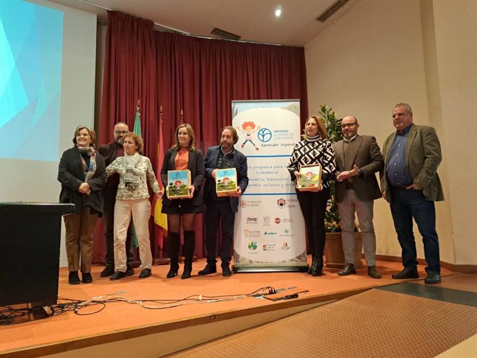 López y García-Ibarrola (centro) en la presentación de la iniciativa solidaria 'Aprender Jugando'.