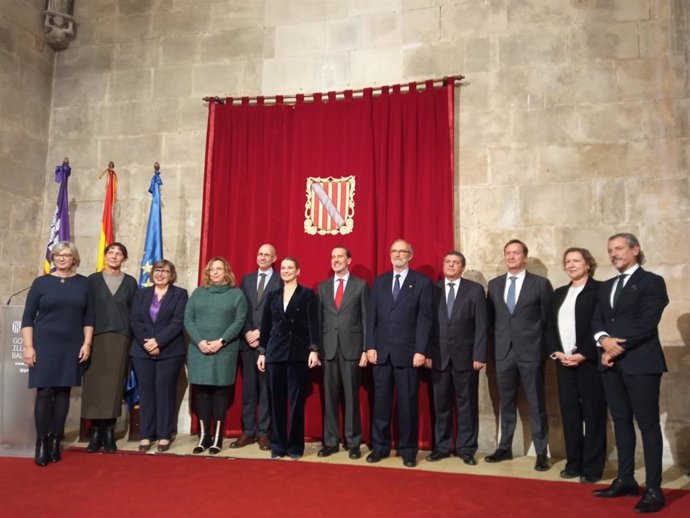 Los miembros del Consell Consultiu, con la presidenta del Govern, Marga Prohens, y el presidente del Parlament, Gabriel Le Senne.