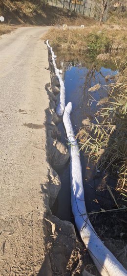 La ACA coloca barreras flotantes en el río Anoia a la altura de la Pobla de Claramunt (Barcelona) para contener los restos de los 20.000 litros de gasoil que se han vertido a causa del robo de una tubería de cobre