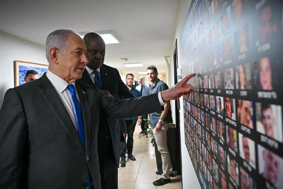 El secretario de Defensa de EEUU, Loyd Austin, junto al primer ministro de Israel Benjamin Netanyahu, en una foto de archivo. 