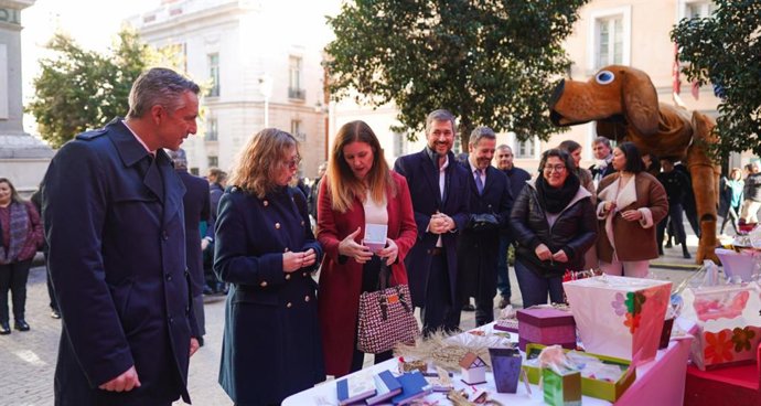 Los consejeros de Presidencia, Miguel Ángel García Martín; de Medio Ambiente, Carlos Novillo; de Familia, Ana Dávila; y de Cultura, Mariano de Paco, en el Mercadillo solidario de Pontejos.