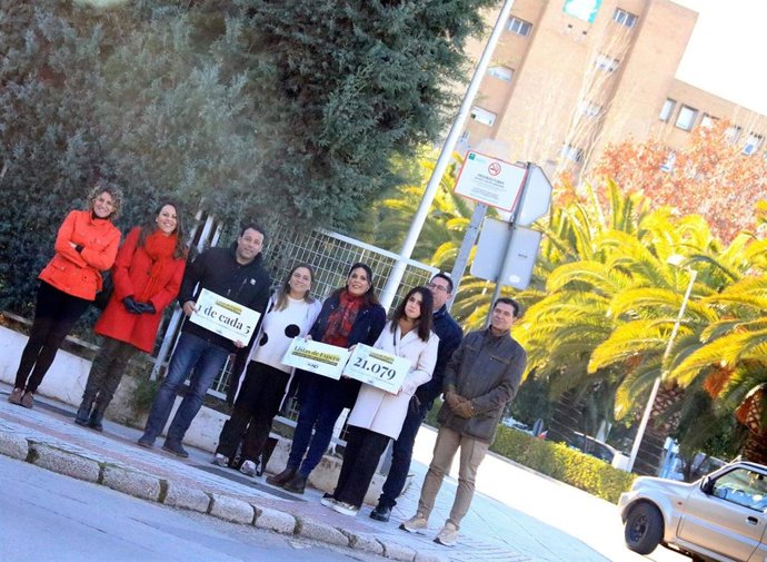 Férriz, junto a otros miembros del PSOE, ante el Hospital San Agustín.
