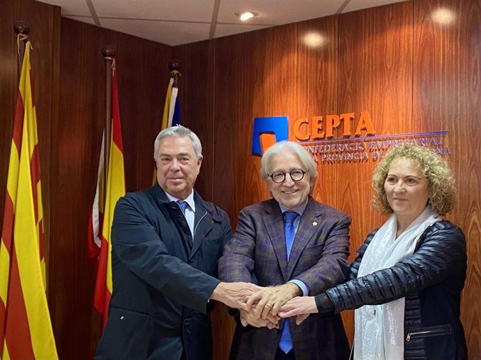 Xavier Rigau, Josep Sánchez Llibre y Maria José Fernández en la sede de Capta en Tarragona.