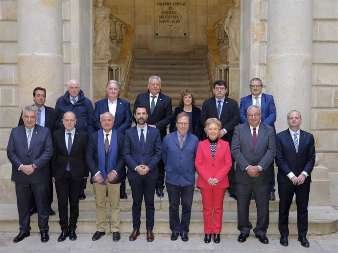 Los presidentes de las 13 cámaras de comercio catalanas, junto al conseller de Empresa, Roger Torrent, y al secretario de Empresa, Albert Castellanos.