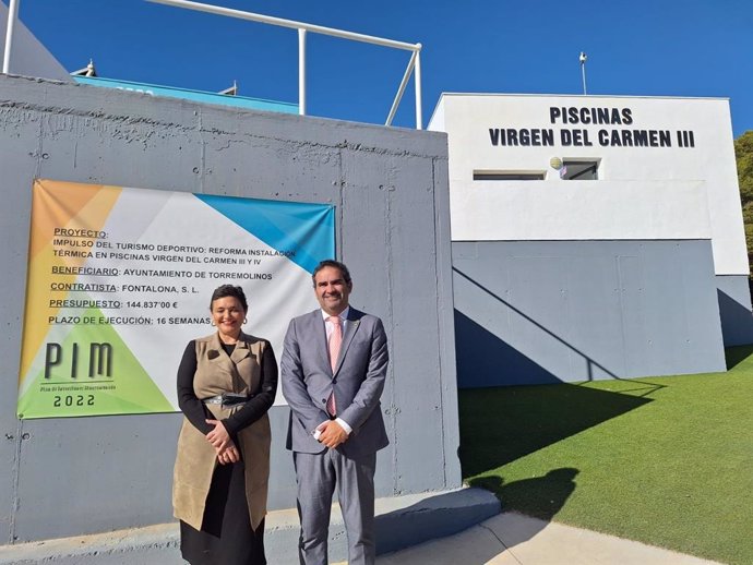 La alcaldesa de Torremolinos, Margarita del Cid, y el presidente de la Mancomunidad de Municipios de la Costa del Sol Occidental, Manuel Cardeña, junto a las piscinas exteriores de la villa deportiva.