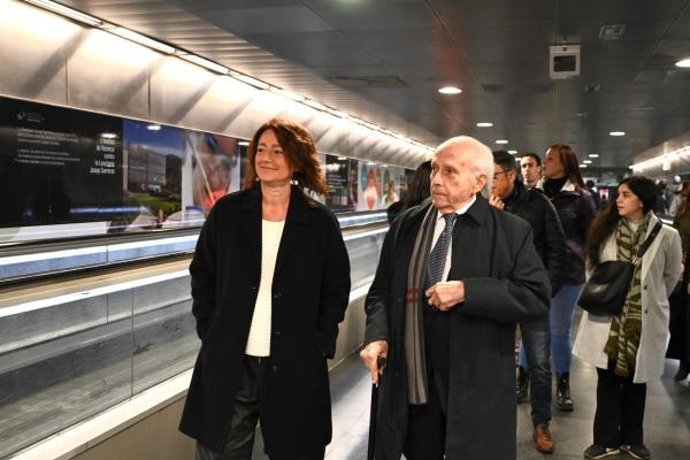 La presidenta de TMB, Laia Bonet, visita la exposición dedicada a la lucha contra la leucemia en el pasillo de la estación de Metro de Diagonal.