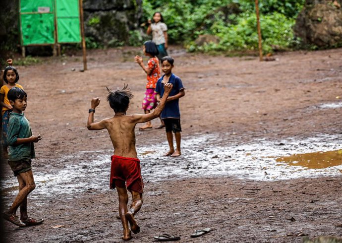 Archivo - July 24, 2022, Myanmar: The children of refugees playing in the Sothae IDPs Camp in Karenni state, Myanmar. Due to the fighting that occurred after the coup, the Karenni people left their villages and now they are living in the Sothae IDP camp