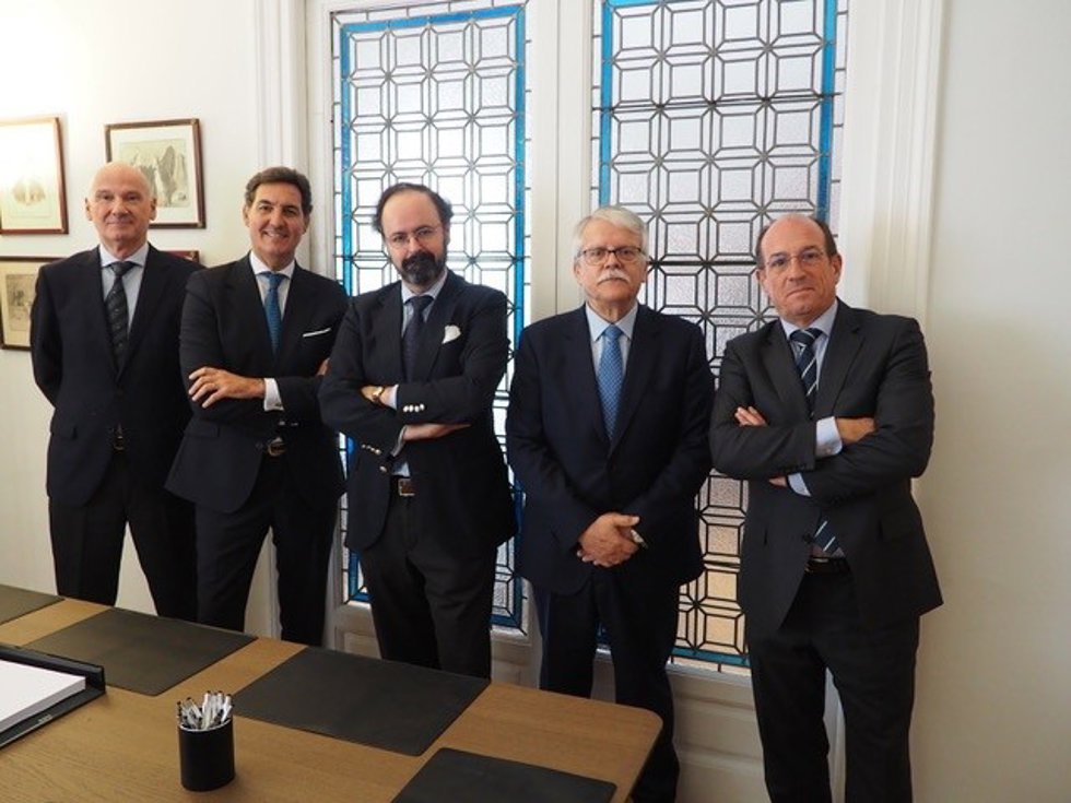 Los miembros del despacho Constitución 23 junto a su nuevo socio, Bernardo del Rosal