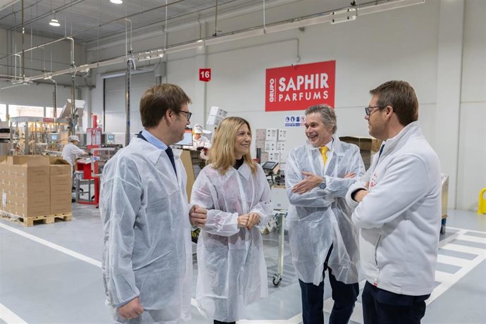 La vicepresidenta segunda del Gobierno de Aragón, Mar Vaquero, ha visitado las instalaciones de Saphir Parfums.