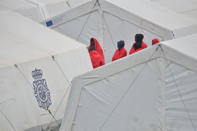 Varios migrantes en el Centro de Acogida Temporal de Extranjeros, a 27 de noviembre de 2023, en San Andrés, El Hierro, Islas Canarias (España). Entre la noche de ayer y la madrugada de hoy han sido rescatados en la isla de El Hierro 122 inmigrantes, que
