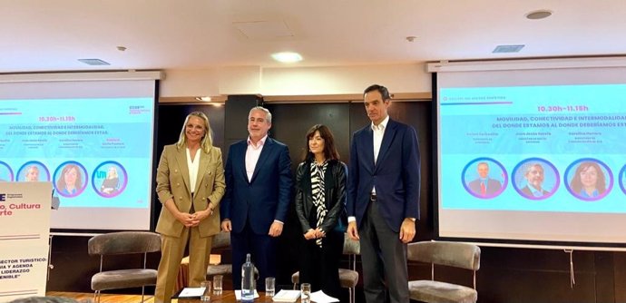 Mesa 'Movilidad, conectividad e intermodalidad' en la Cumbre de Turismo de CEOE.