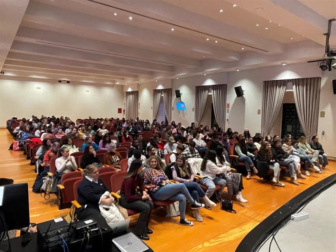 Participantes jornada por el Día de las Personas Migrantes.