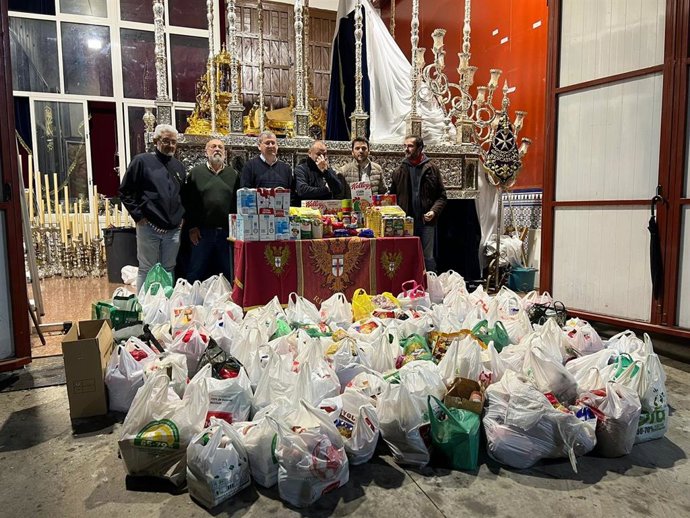 Parte de los alimentos recogidos por el CCA Viñuela y la Hermandad del Recatado.