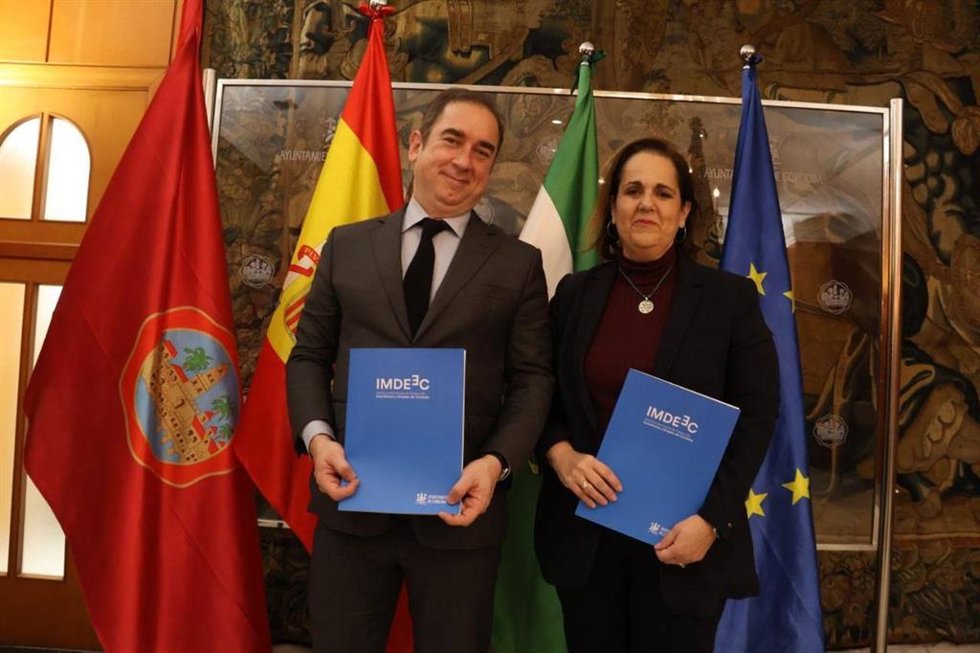La delegada de Economía y Empleo del Ayuntamiento de Córdoba y presidenta del Imdeec, Blanca Torrent, y el rector de la Universidad Loyola, Fabio Gómez-Estern.