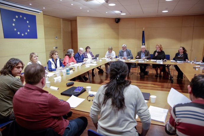 Assistents durant una reunió de la delegació d'eurodiputats de la Comissió de Peticions amb peticionaris, representants de famílies i professions, a 18 de desembre de 2023, a Barcelona, Catalunya (Espanya). Una delegació de 12 eurodiputats de 