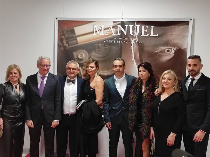 El director del largometraje, Vicente Mejías (3 izda), con el protagonista de la película, José Andrés García Malagón (centro), junto a otros actores y colaboradores, el día del estreno en Albendín.