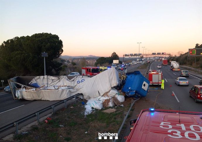 Un camión de mercancías vuelca en la AP-7 en Martorell (Barcelona) y queda atravesado en la autopista, por encima de la mediana y ocupando ambos sentidos de la marcha.