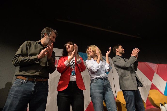 El militante de Sumar Galicia, Juan Díaz Villoslada (i), la líder de Sumar y vicepresidenta segunda del Gobierno, Yolanda Díaz (2d), y el portavoz de la comisión promotora de Sumar Galicia, Paulo Carlos López (d), durante la presentación del proyecto de