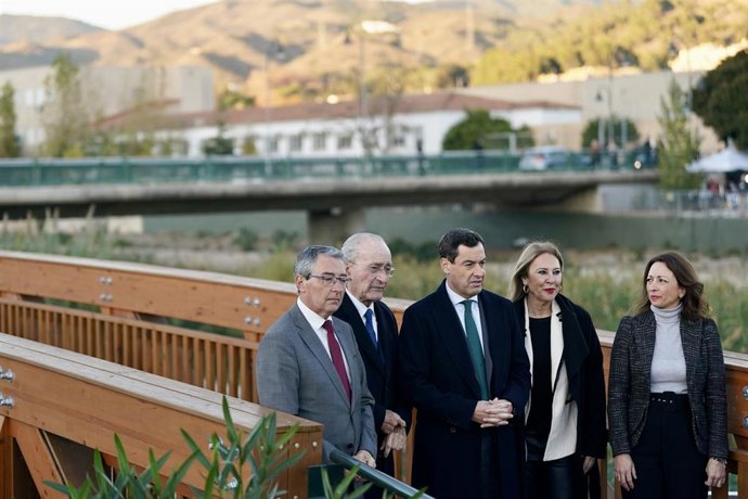 El presidente de la Junta de Andalucía, Juanma Moreno, durante la visita a las obras de corrección hidromorfológica y forestal que se ejecutan en el cauce del río Guadalmedina.