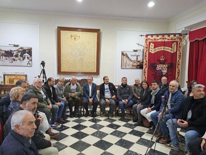Enrique Santiago (centro, al fondo), entre miembros de la plataforma 'Unidos por el Agua' encerrados y en huelga de hambre en el Ayuntamiento de Villanueva de Córdoba.