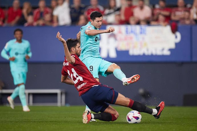 Archivo - Robert Lewandowski dispara a puerta ante Alejandro Catena en el Osasuna-FC Barcelona de LaLiga EA Sports 23-24