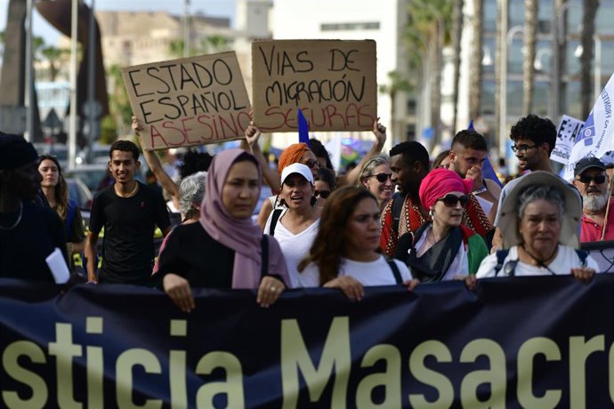 Archivo - Varias personas protestan durante la I Marcha por la Justicia 24J  Un año sin Justicia en memoria de las víctimas fallecidas, heridas y desaparecidas en Melilla hace un año, a 24 de junio de 2023, en Melilla (España). 