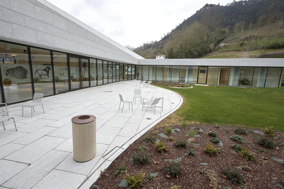 Archivo - Vista por fuera del Centro de Arte Rupestre de Cantabria el día de su apertura, a 3 de marzo de 2023, en Puente Viesgo, Cantabria (España). 