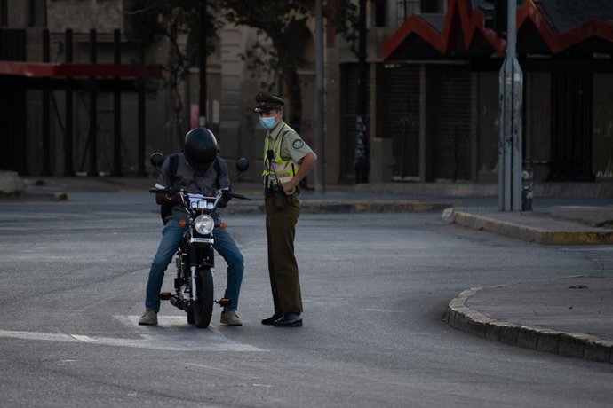 Archivo - March 27, 2021, Santiago, Metropolitana, Chile: Police inspect motorists on the first day of total quarantine in Santiago, Chile.