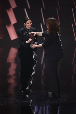 Archivo - La cineasta Isabel Coixet (d), entrega el Goya Internacional a Juliette Binoche (i), en la 37 edición de los Premios Goya, en el Palacio de Congresos y Exposiciones FIBES, a 11 de febrero de 2023, en Sevilla, Andalucía (España). 