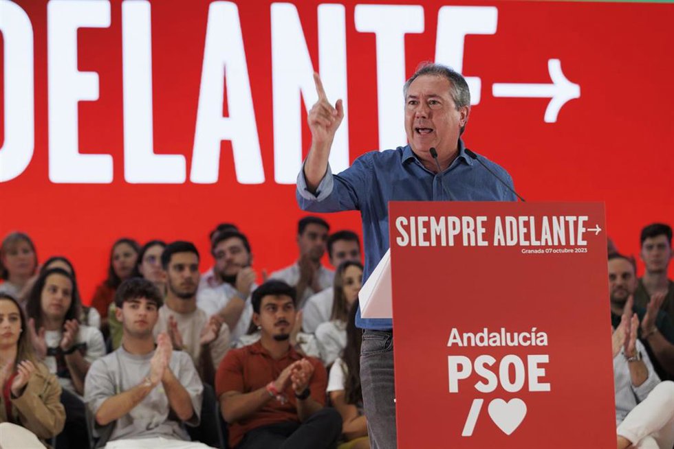 Archivo - El secretario general del PSOE-A, Juan Espadas, durante su participación  en un acto público, a 07 de octubre del 2023 en Granada (Andalucía, España). (Foto de archivo)