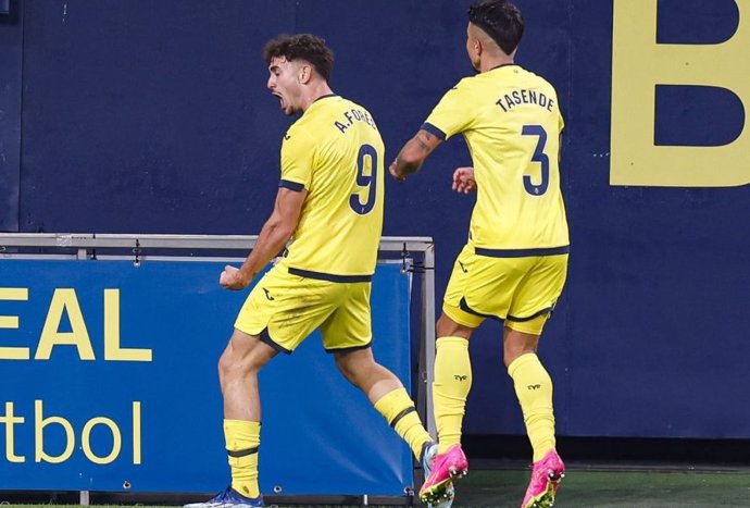 Alex Forés celebra su gol en el Villarreal B-Valladolid de LaLiga Hypermotion 2023-2024