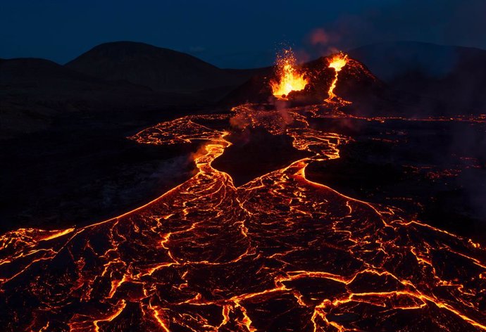 Archivo - May 11, 2021: VIDEO FOOTAGE AVAILABLE. CONTACT INFO@COVERMG.COM TO RECEIVE.**..A photographer has captured a series of spectacular photos of an ongoing volcanic eruption near the city of Reykjavik in Iceland encapsulating the natural phenomeno